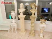 Sochy busty na vysokém podstavci a vázy